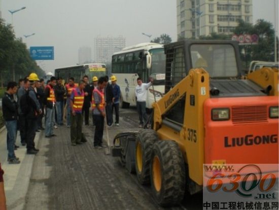 柳工滑移裝載機(jī)正在清掃路面