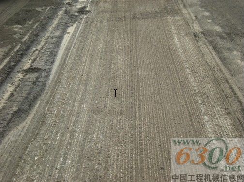 經(jīng)過滑移裝載機(jī)清掃后的路面效果明顯