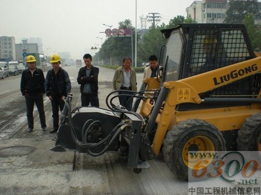 柳工滑移裝載機(jī)對排水井蓋的邊角進(jìn)行了銑刨