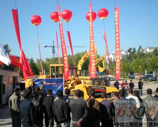 在慶典上的柳工小型機(jī)產(chǎn)品演示現(xiàn)場