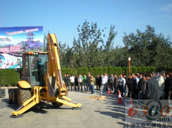 766挖掘裝載機(jī)現(xiàn)場模擬各工況作業(yè)