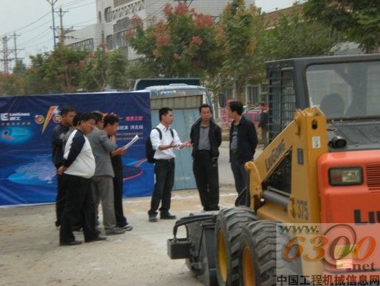 柳工滑移裝載機正在清掃路面