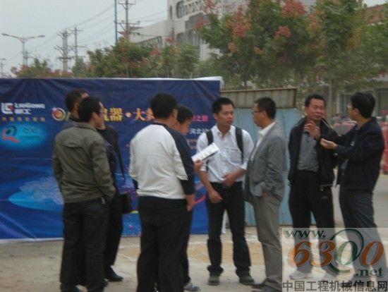 陳凡專員正在跟客戶親切交流