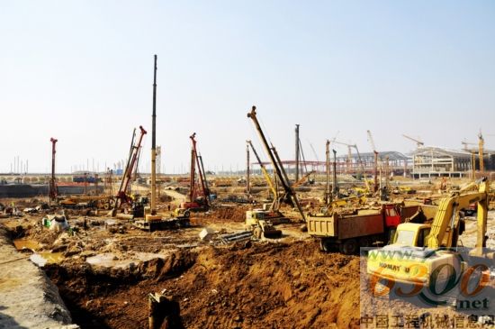 20余臺旋挖鉆機(jī)鏖戰(zhàn)泉城新商埠