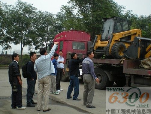 未卸車前，客戶詢問小型機(jī)情況