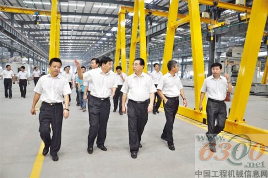 陜西省委常委、省政法委書記宋洪武(右三)參觀渭南工業(yè)園