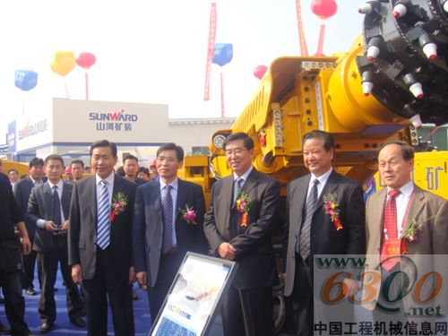 出席展會(huì)開(kāi)幕式的安徽省及中國(guó)煤炭工業(yè)協(xié)會(huì)領(lǐng)導(dǎo)等參觀山河礦裝展區(qū)及產(chǎn)品