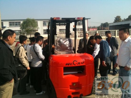 銷(xiāo)售精英評(píng)威肯叉車(chē)新品