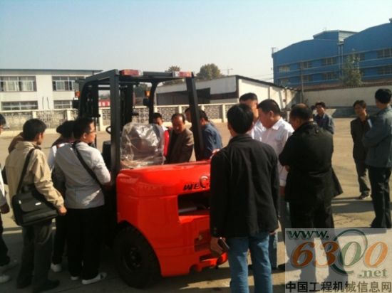 銷(xiāo)售精英評(píng)威肯叉車(chē)新品