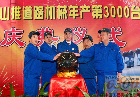 2010年山推道路機(jī)械年產(chǎn)突破3000臺
