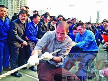 CIFA的同事們也喜歡了中國(guó)的拔河運(yùn)動(dòng)