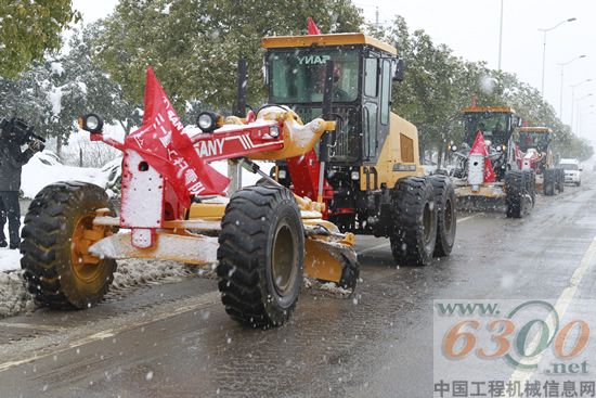 三一掃雪隊(duì)力保主干道暢通　破冰除雪平地機(jī)凸顯高效率