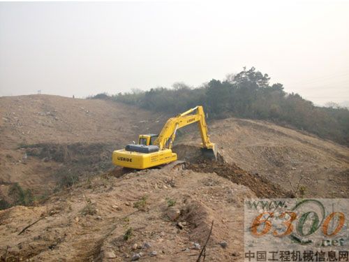 粗獷之下盡顯柔美，操作柔和流暢，工地上的駕駛員紛紛前來(lái)試駕一致叫好。