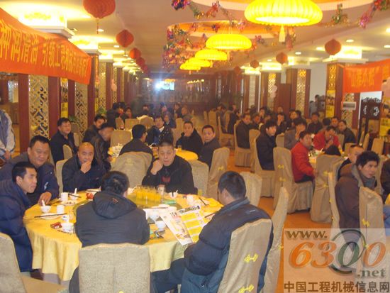 到會(huì)嘉賓聚精會(huì)神聽(tīng)取知識(shí)講解