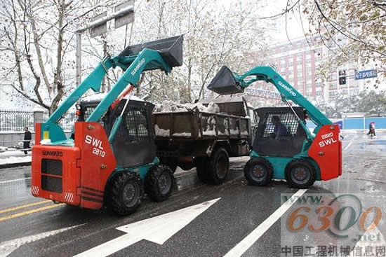 山河智能除雪滑移裝載機(jī)鏟雪清障現(xiàn)場(chǎng)2