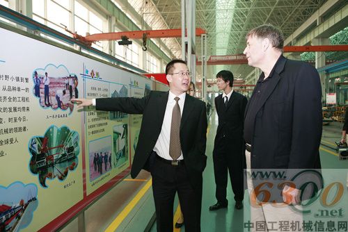 2009年10月11日，世界頂級管理大師赫爾曼·西蒙(右一)到訪三一，稱“三一重工是一家很有潛力的隱形冠軍”