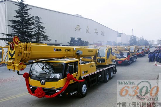 徐工重型百臺大噸位發(fā)車喜迎銷售開門紅