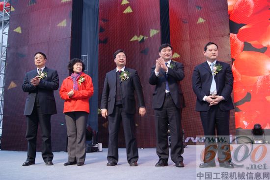 五位領(lǐng)導(dǎo)共同啟動(dòng)三一重機(jī)第一品牌，從左至右依次是陳正利、馮桂英、戴晴華、蘇子孟、梁林河