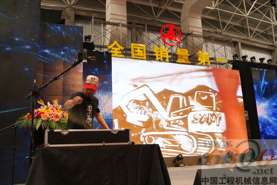 沙畫(huà)描繪了三一重機(jī)數(shù)載風(fēng)雨歷程