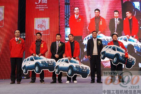 領(lǐng)導(dǎo)與獲獎(jiǎng)客戶(hù)合影