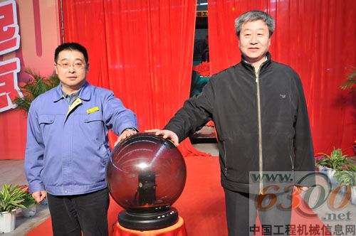楊總和馮教授共同啟動徐工第5000臺攤鋪機(jī)下線儀式
