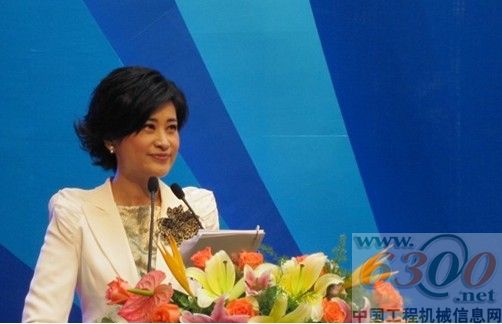 鳳凰衛(wèi)視著名主持人吳小莉主持論壇開幕式