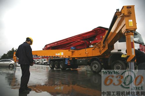 發(fā)車儀式上，泵車操作手正在對(duì)設(shè)備做最后的調(diào)試