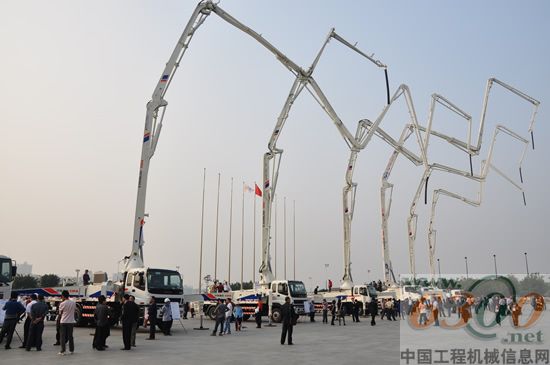 400余名廣東客戶參觀巡展現(xiàn)場，從38米至60米的泵車攪拌車組成了強大的巡展產(chǎn)品陣容