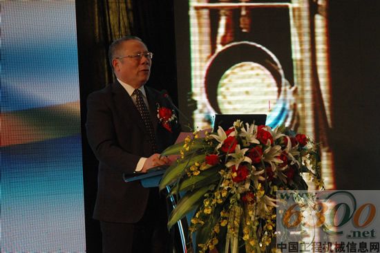 全國政協(xié)委員、湖南省政協(xié)副主席龍國鍵致歡迎辭