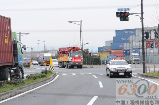 日本交通部安排警車為泵車開道