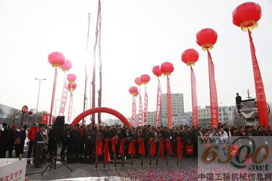 新疆站現(xiàn)場(chǎng)人潮涌動(dòng)