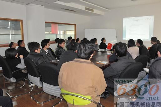 培訓(xùn)老師給學(xué)員們?cè)敿?xì)講解