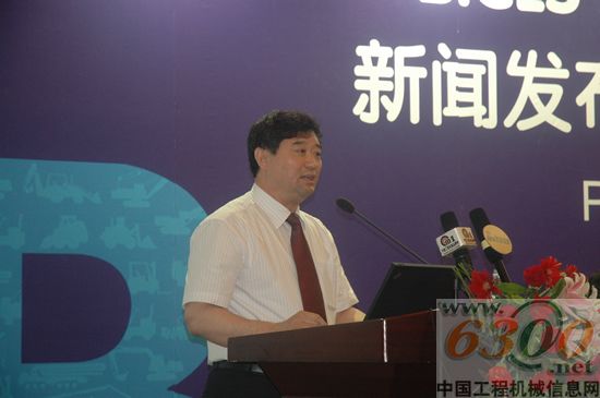　　中國工程機械工業(yè)協(xié)會秘書長蘇子孟介紹行業(yè)最新運行情況