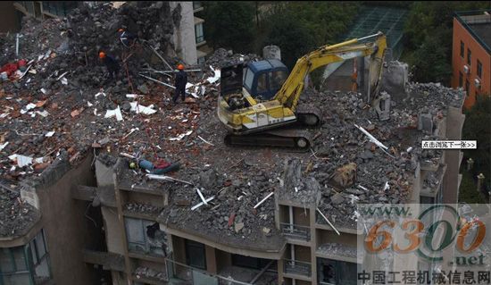 挖掘機 “樓歪歪”