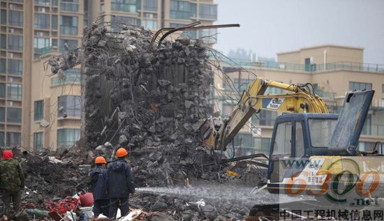 挖掘機 “樓歪歪”