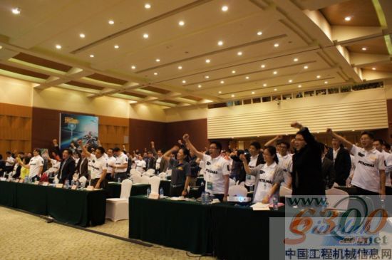 與嘉賓一同高呼