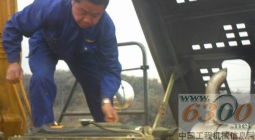 服務人員檢修機器