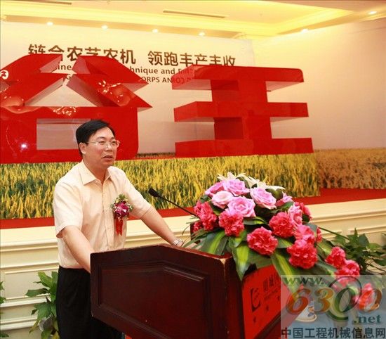 湖南省農(nóng)機(jī)局局長(zhǎng)王羅方在儀式上致辭